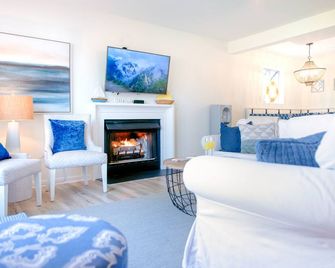 Bay views with kayaks, bikes, fire pit, crabbing and more - Shady Side - Living room