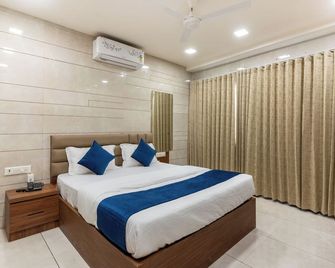 Hotel Noble Inn - Ahmedabad - Schlafzimmer