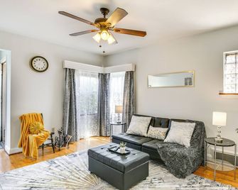10 Mi to Downtown St Louis: Convenient Apartment! - St. Louis - Living room