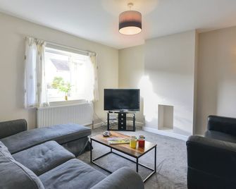 3 Bedroom with 6 x beds - Great location with free parking - Holmesfield - Living room