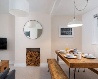 Stylish Two Bedroom Cottage - In Town Centre - St. Ives - Essbereich