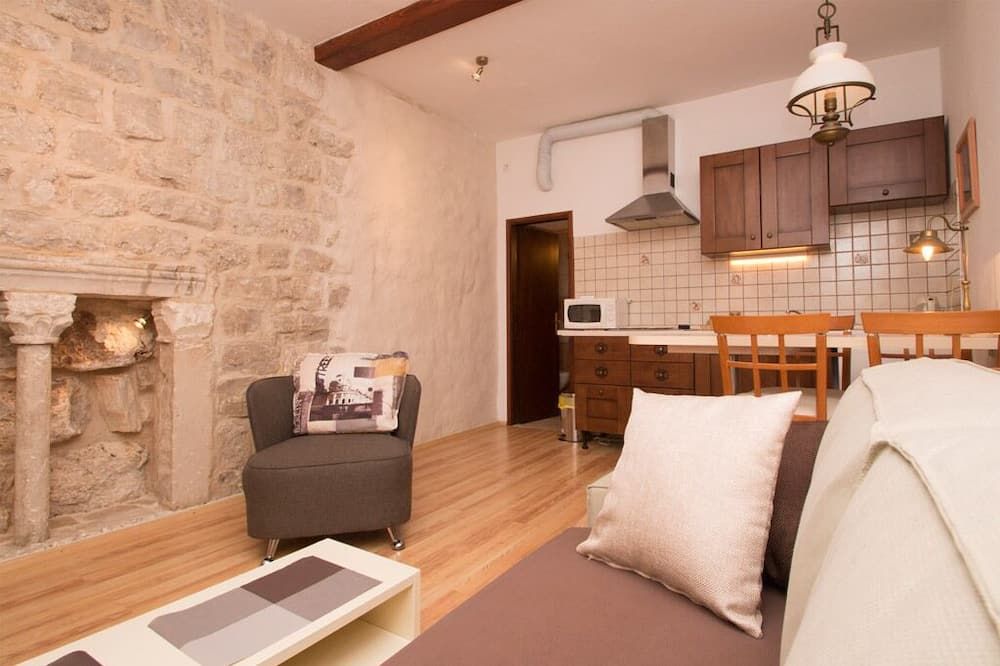 أبارتمنتس سني تاون - كوركولا - غرفة معيشة