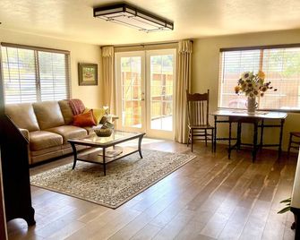 Our Cowboys Hideout is on a working horse ranch with spectacular mountain views! - Three Rivers - Sala de estar