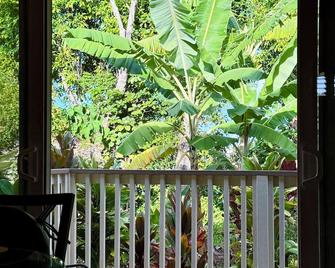 Quiet, Licensed, Clean & Affordable Cottage Studio with Kitchenette - Princeville - Balcón