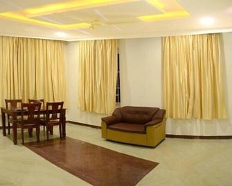 Raya's Grand - Kumbakonam - Sala de estar