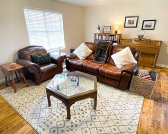 Cozy Cottage on 2nd - لوبوك - غرفة معيشة