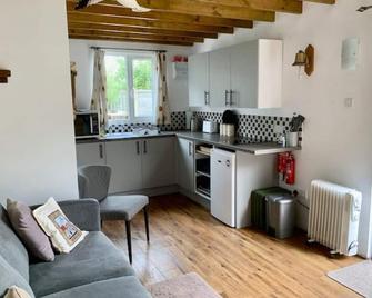 'The Wheelhouse' Nautically themed with large sleeping deck - Southwold - Kitchen