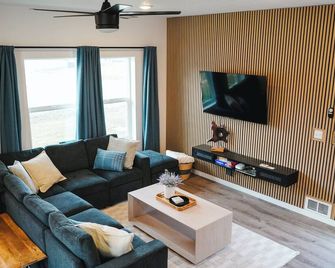 New Cozy Modern Cottage with Hot Tub & Fire Pit! - Ponderay - Living room