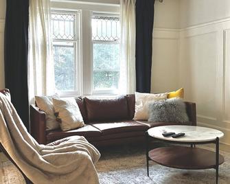 Tucked Away Family Friendly Home - Mins to Parks and Shops - Only 25 min to NYC - Montclair - Living room
