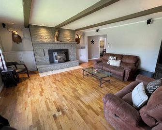Spacious 4 Bedroom, 2.5 Bath in Catskills and Close to Oneonta/Cooperstown - Delhi - Living room