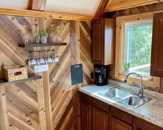 Beach front cottage rental on Manitoulin Island - Little Current - מטבח