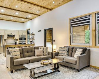 Porch & 1-acre Yard: White Mountains Hideaway - Thornton - Pokój dzienny