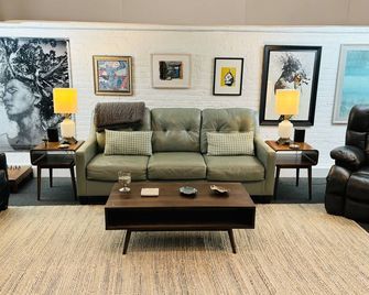 The Whitman - Hattiesburg - Lounge