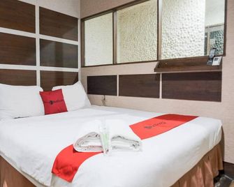 RedDoorz near Waterboom Lippo Cikarang - Cikarang