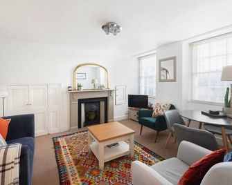 Parade Watch - Bath - Wohnzimmer