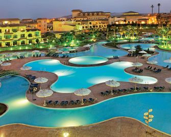 Mövenpick Hotel Cairo-Media City - גיזה - בריכה