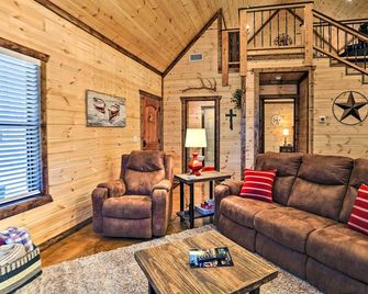 The Breeze - Broken Bow Cabin with Hot Tub and Deck! - Broken Bow - Living room