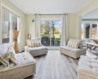 Sierra Lane Condos - The Blue Mountains - Living room
