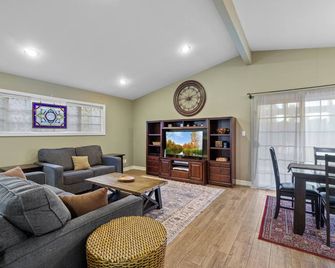 Quiet 3 Bedroom Family Home Close to All - San Diego - Living room