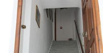 Tasoula Guest House - Adamantas - Stairs