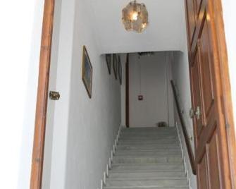 Tasoula Guest House - Adamantas - Escaleras
