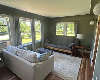 Ironton Stone Cottage, walk to Lake Charlevoix beach. - Charlevoix - Living room