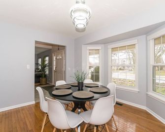 Family Heaven Retreat, 6 Bedroom, Sleep 16 - Carol Stream - Jadalnia