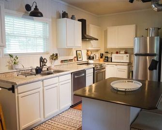 Beautiful Cozy Immaculate cottage - Fairview - Kitchen