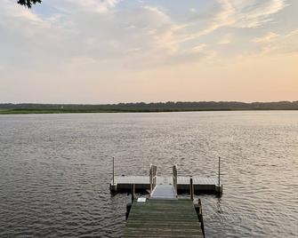 Gorgeous, Cozy Villa with breathtaking sunset views, river access and Hot Tub. - Millville - Slaapkamer