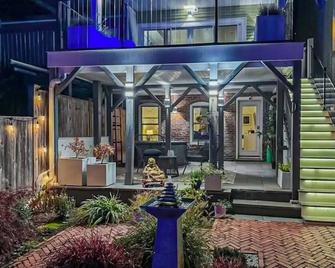 Stunning Waterfront Condo with Boston Skyline Views - Boston