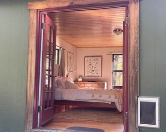 Charming 1-bedroom Cabin in the Forest Nevada City with AC, WiFi - Nevada City - Bedroom