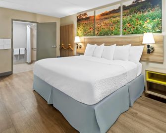 Days Inn & Suites by Wyndham DeSoto - DeSoto - Schlafzimmer