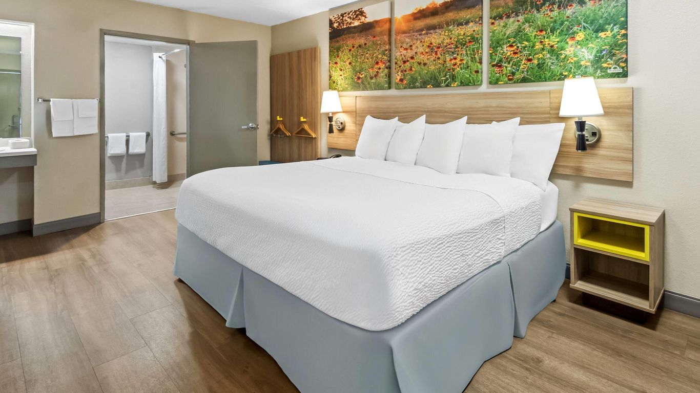 Days Inn & Suites by Wyndham DeSoto