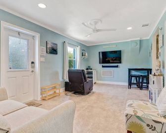 3 Minutes to Open Water! Great Fishing Retreat on Gulf-Access Canal! Over 125 Free Daily Activities - Bokeelia - Living room