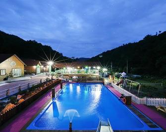 Boeun Sanmorange Pension - Boeun - Piscina