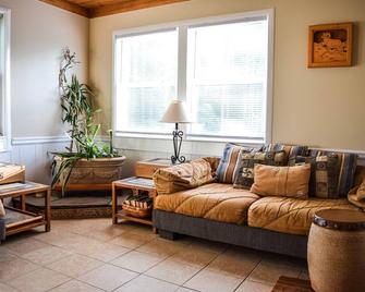 Quaint Vacation Rental- Peaceful Cottage by Lake Ontario, Rochester, Hilton, NY - Hilton - Living room