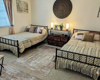 5 Minutes to South Bay Beaches! Private 2 bedroom 2 bath 2 level home with patio Excellent value! - Torrance - Habitación