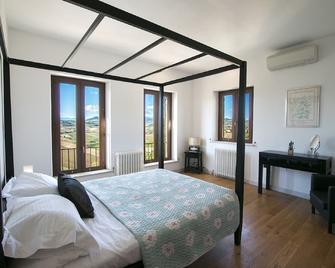 Luxury Villa for10 Superb Infinity Pool and views .Walking distance to village - Cossignano - Habitación