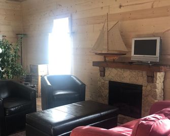 Clean, cozy, pet- smoke free cabin. - Ainsworth - Sala de estar