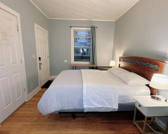 1129#1- Market view studio/steps Millwork district - Dubuque - Bedroom