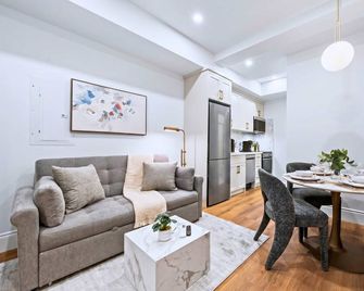 Casa Hotels Gerrard New Riverdale Basement Suite - Toronto