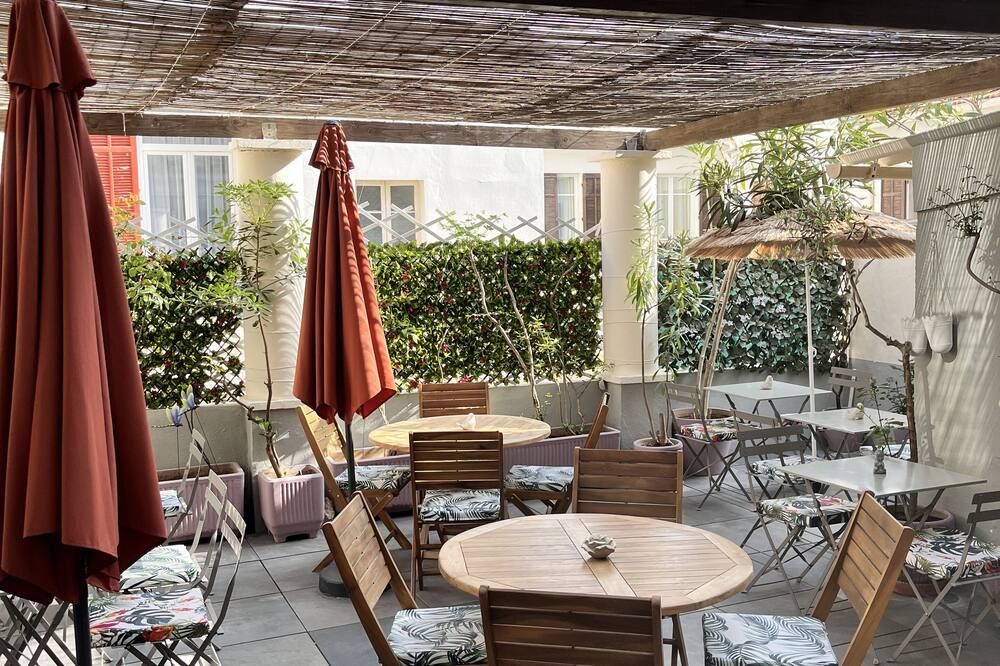 Hôtel Eden - La Baigneuse - אנטיב - פטיו