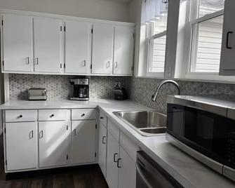 Charming Century House - Next Door to Ashland University - Ashland - Кухня