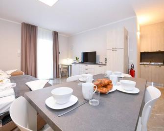 Ranalli Apartments Sole & Luna - Peschiera del Garda - Phòng ăn