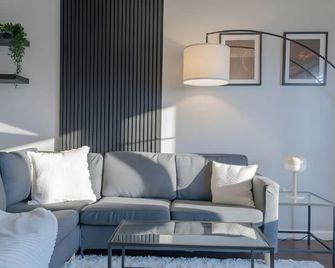 Modern 3B Resort Retreat 20 min to City Center - San Antonio - Sala de estar