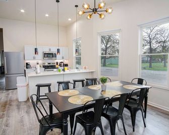 Magnificent 4BR Near Famous Riverwalk and Downtown - San Antonio - Dining room