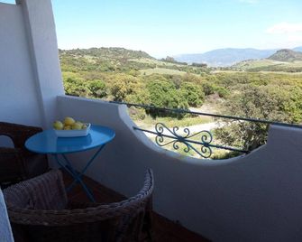 Mura Mura Country House - Sedini - Balcón