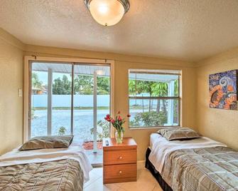 Palm Wave Stays - Central and Cozy Apt - North Palm Beach - Bedroom