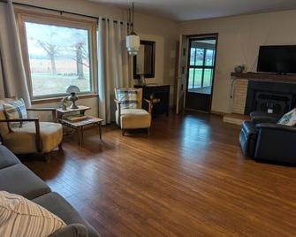 Charming Retreat near Historic Newburgh, Evansville and Henderson Kentucky. - Newburgh - Living room