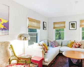 Garden Cottage, Wetlands, Landscaped Gardens, Solar Panels - Shelter Island - Living room